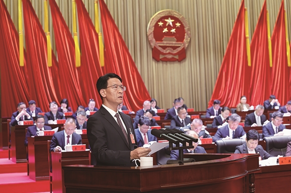 市长徐贤代表市人民政府向大会作政府工作报告。 魏江跃 李贵典 程江 摄