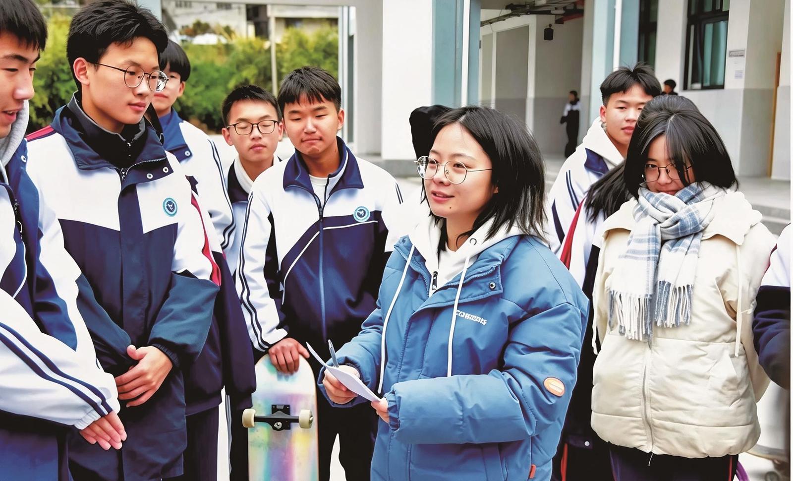 中山大学研究生支教老师与学生交流