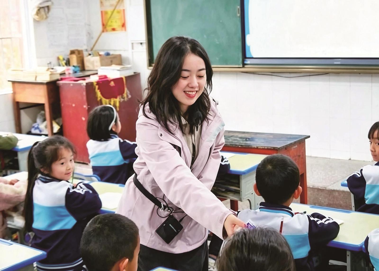 中山大学支教老师课间与学生互动