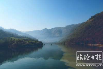 《轻舟已过万重山》——张忠.jpg