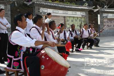 全国文明村安石村在道德广场.jpg
