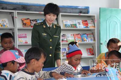 图为教孩子们读书.jpg