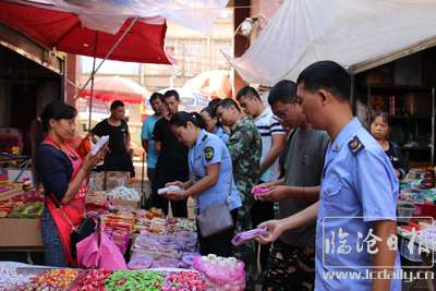 凤尾镇开展中秋国庆双节食品.jpg