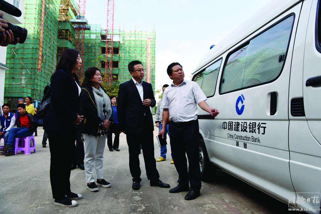 04 建设银行向孟定中心卫生院捐资母亲健康快车为边疆儿女健康保驾护航.JPG
