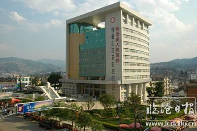2004年建成的市人民医院新门.jpg