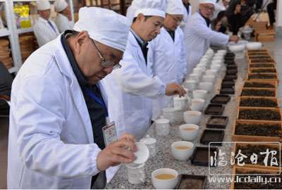 复件-专家聚精会神评审.jpg