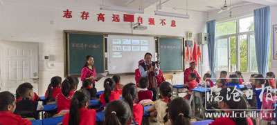 沧源边境村的老支书走进教室.jpg